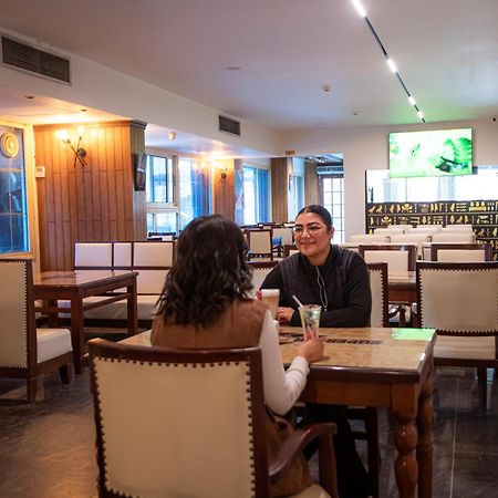 Al Kawm al Akhdar Superior Pyramids Inn מראה חיצוני תמונה