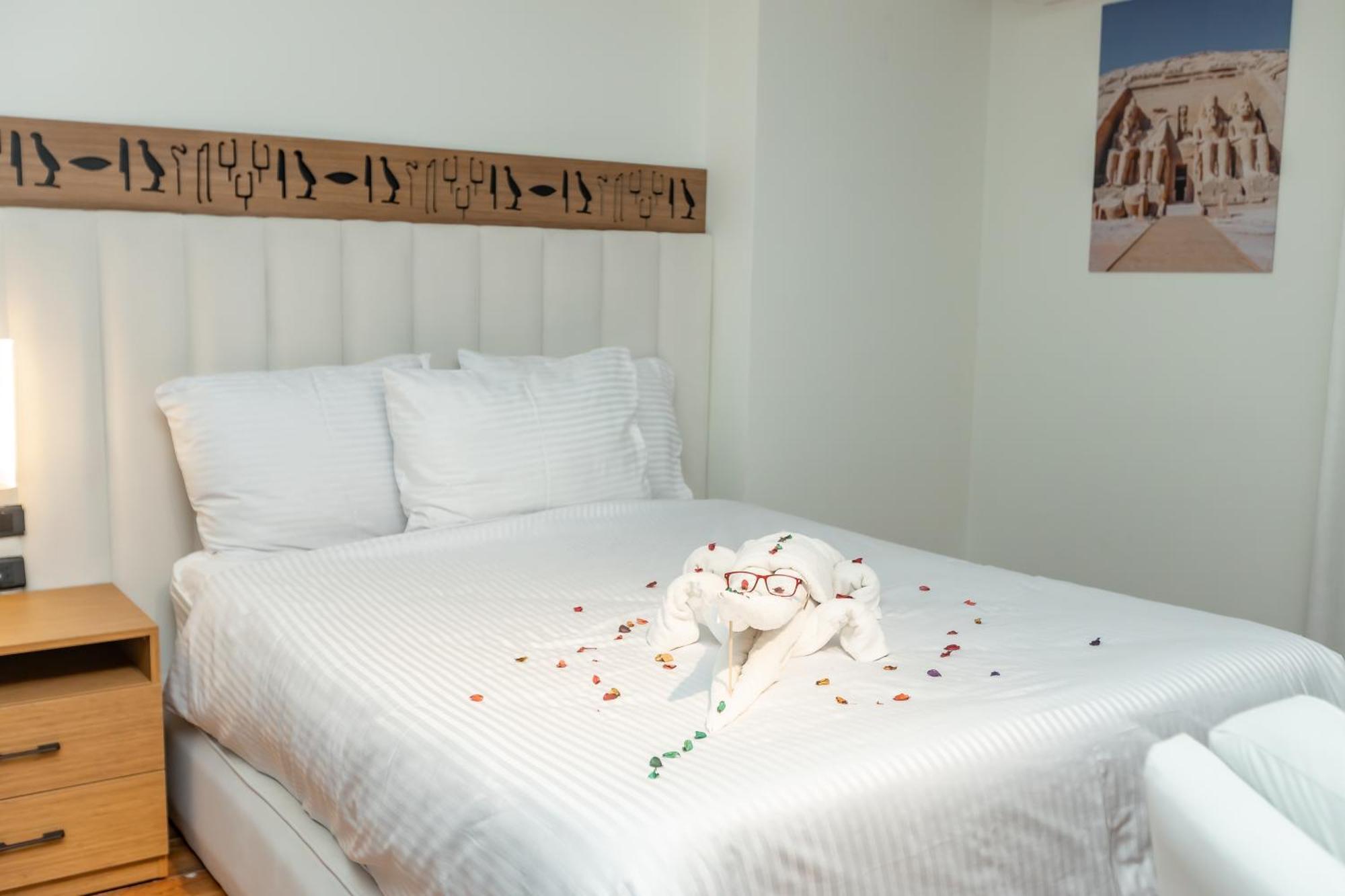 Al Kawm al Akhdar Superior Pyramids Inn מראה חיצוני תמונה