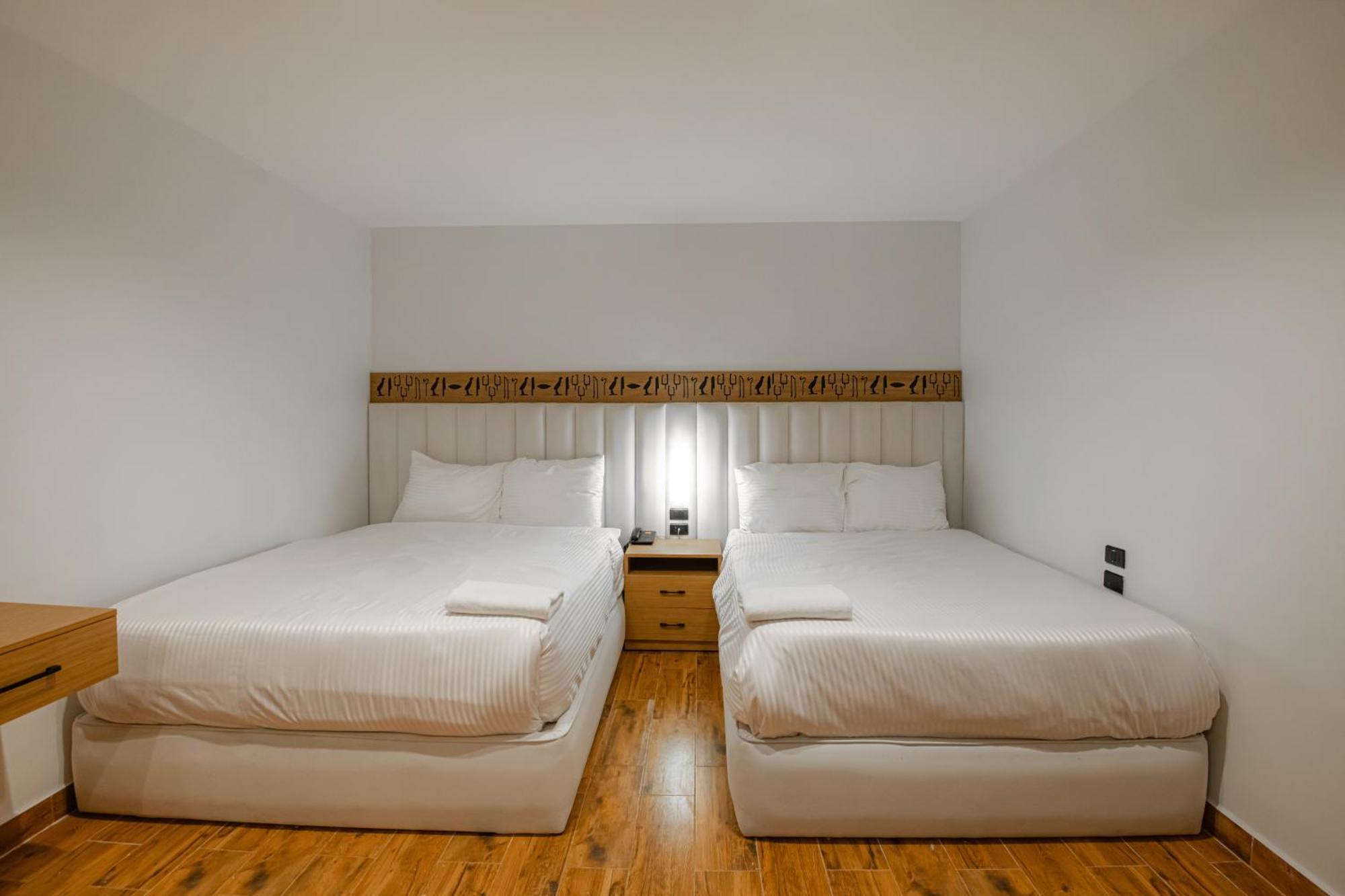 Al Kawm al Akhdar Superior Pyramids Inn מראה חיצוני תמונה
